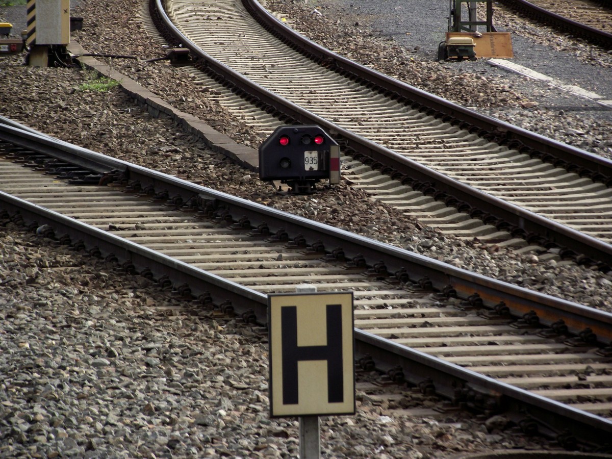 Ein Rangiersignal und eine H Tafel am 17.10.13 in Mainz-Bischofsheim