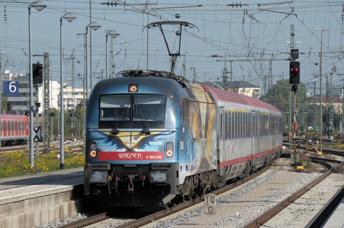 Ein rauschvolles Weihnachten wünsche ich mit 1216 019 am 02.10.13 in München Ost. Leider kommt jetzt eine 1216 nimmer mehr nach Bayern.