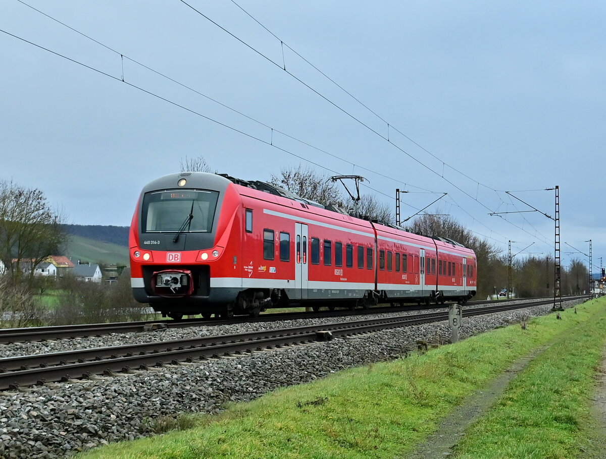 Ein RB 53 Zug hat so eben Thüngersheim in Richtung Retzbach-Zellingen verlassen am 6.1.2023