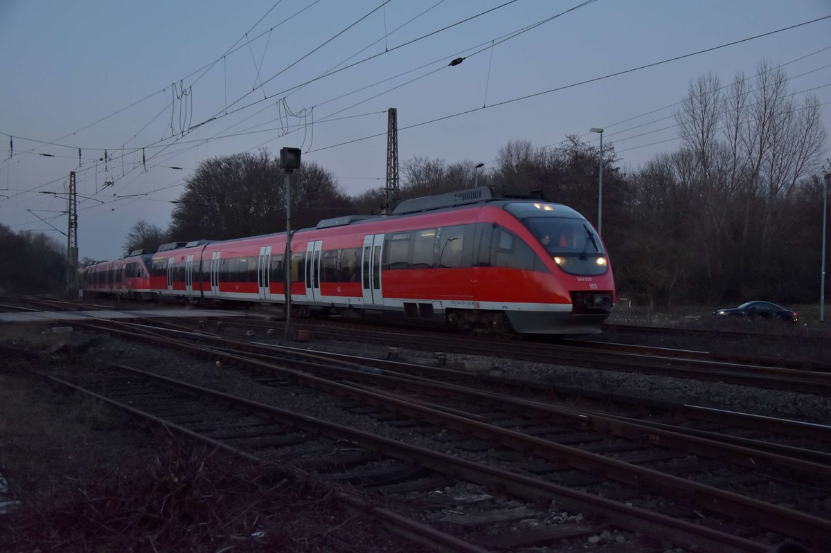 Ein RB38  Pebdelzug auf dem  BÜ Blumen Straße am Bahnhof Grevenbroich am Abend des 14.2.2017