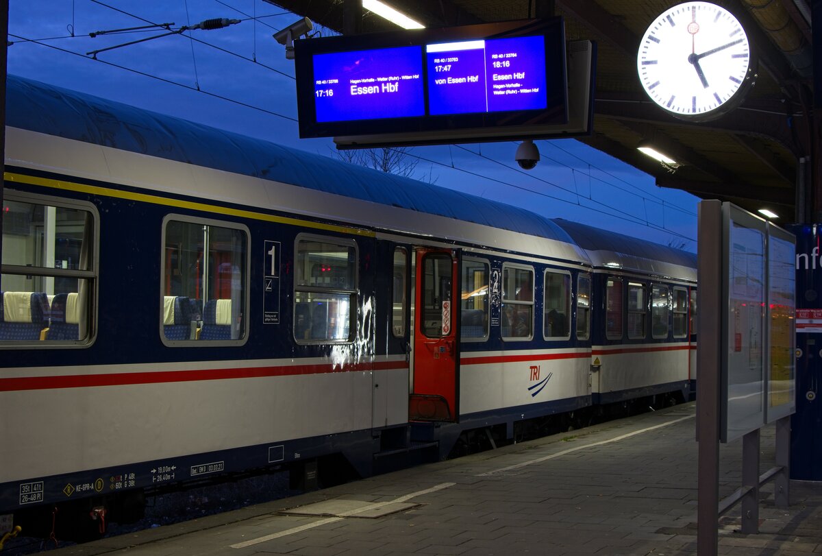 Ein RB40-Ersatzzug der TRI steht in Hagen Hbf zur Abfahrt bereit (11.01.2022)