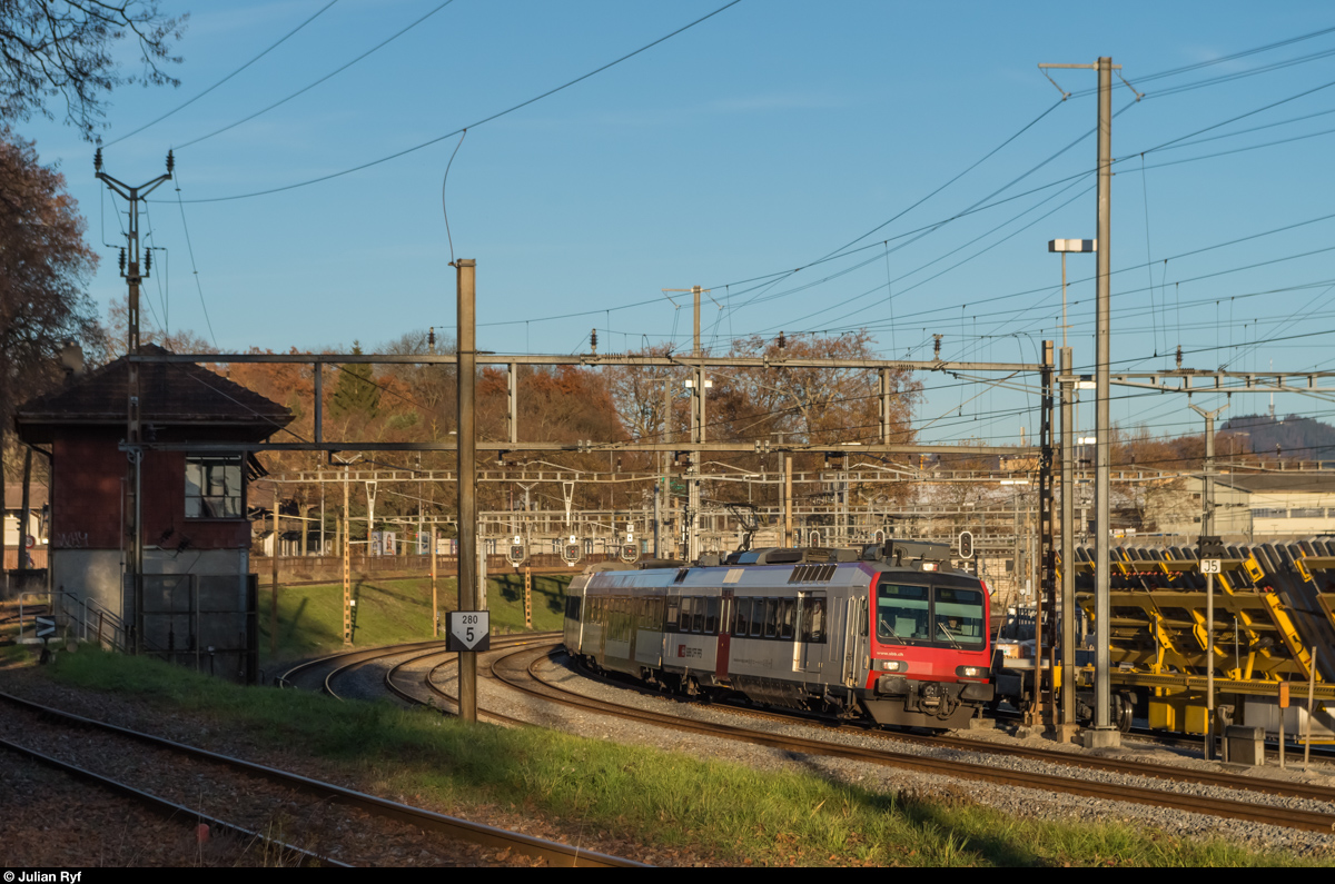 Ein RBDe 560 Domino hat am 8. November 2015 als RE Bern-Palézieux/Bulle vor wenigen Minuten den Bahnhof Bern verlassen und nähert sich jetzt der Abzweigung Weyermannshaus.