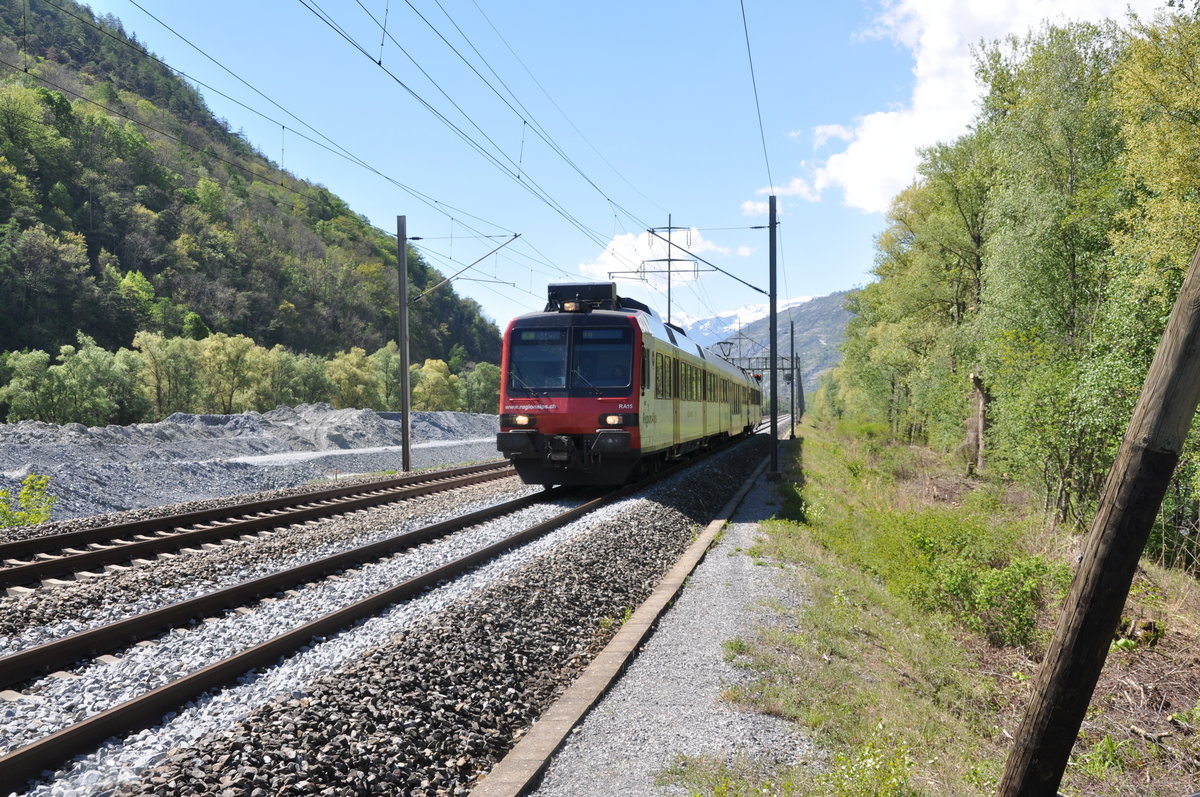 Ein Rbde 560 Domino der Regionalps unterwegs auf der Simplonstrecke bei Niedergesteln. Foto aufgenommen am 14.4.2017