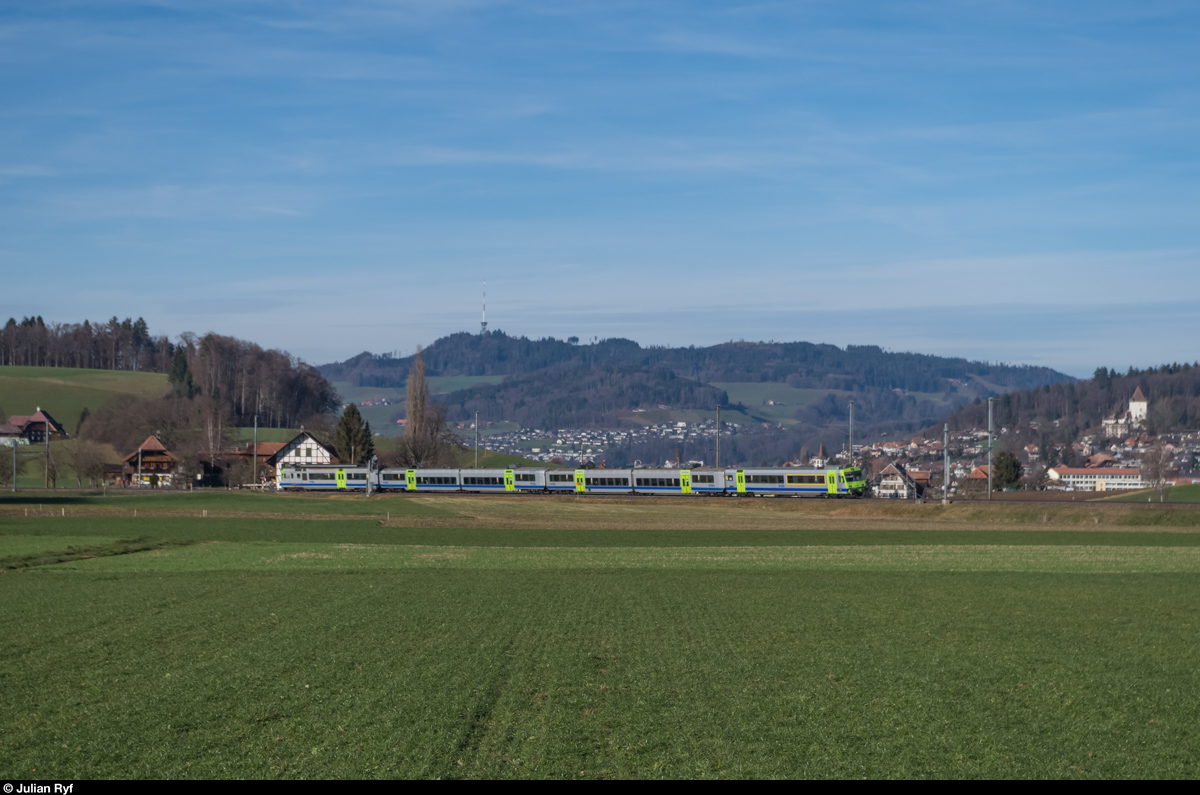 Ein RBDe 565 der BLS fährt am 12. Dezember 2015 als S2 bei Worb SBB in Richtung Langnau. Im Hintergrund zu sehen sind der Bantiger und das Schloss Worb.