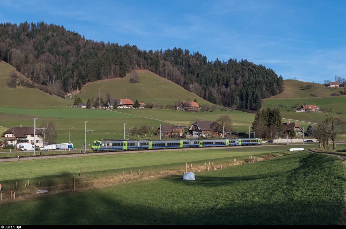 Ein RBDe 565 der BLS fährt als S2 bei Zäziwil in Richtung Bern-Laupen. 12. Dezember 2015