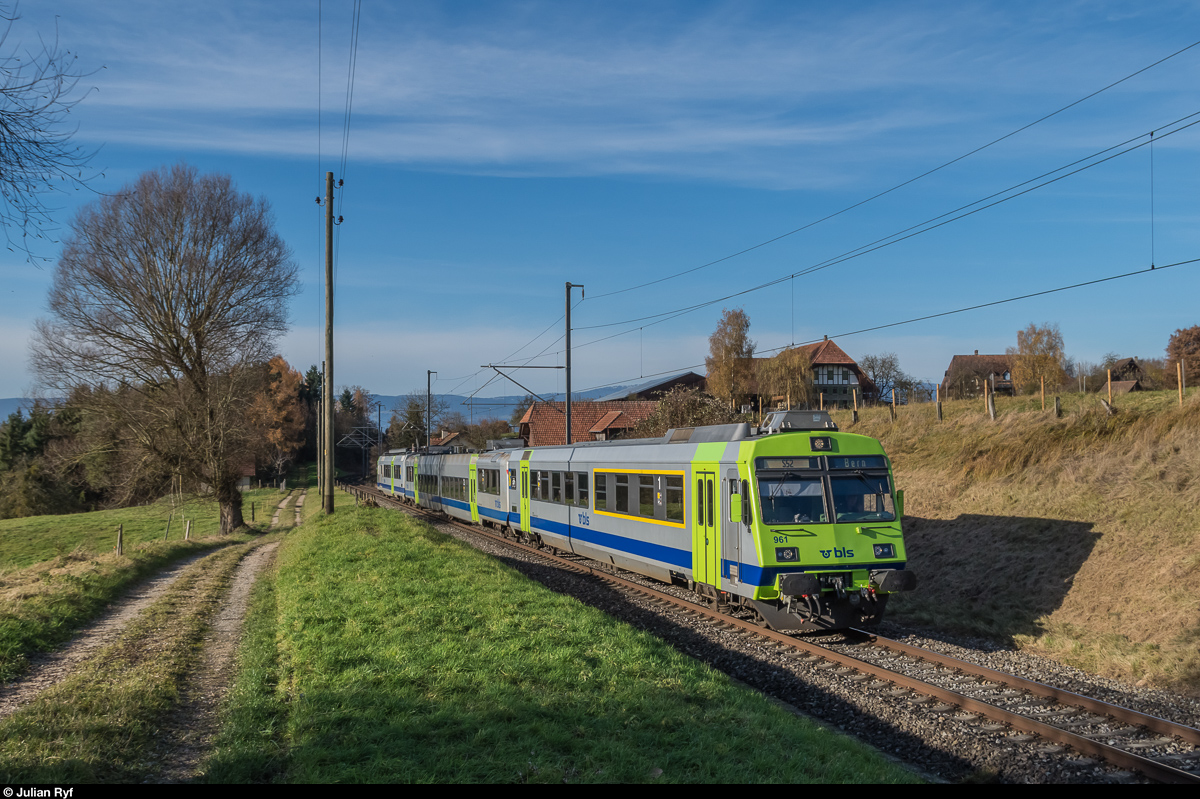 Ein RBDe 565 schiebt am 20. November 2016 seinen Pendelzug auf der S52 von Kerzers nach Bern. Aufgenommen bei Ferenbalm-Gurbrü. 