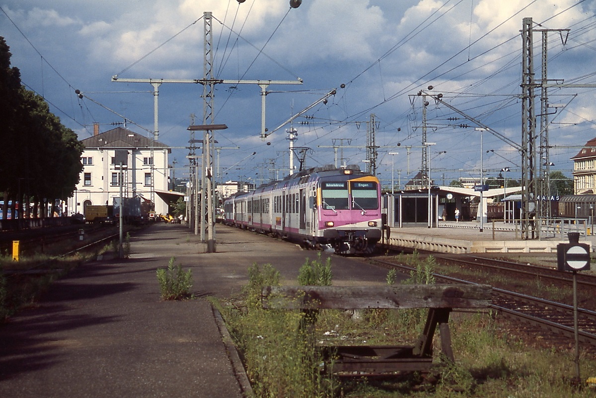 Ein RBDe 566 der Mittel-Thurgau-Bahn verlässt im Juni 1999 den Bahnhof Singen in Richtung Engen