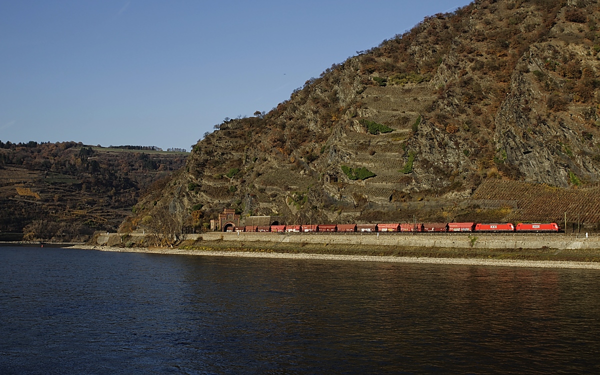 Ein RBH-145-Doppel verlässt am 16.11.2018 den zwischen St. Goarshausen und Kaub gelegenen Roßsteintunnel in Richtung Süden