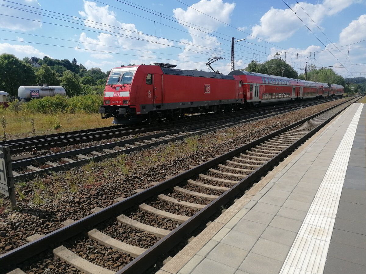 Ein RE 5 von Stuttgart Hauptbahnhof nach Lindau-Reutin mit Zuglok 146 235-7 am 30.07.2022
Aufgenommen im Bahnhof Amstetten an der Filstalbahn