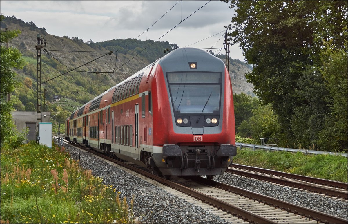 Ein Re 54 geschoben von 146 241-5 ist auf dem Weg nach Frankfurt/M. gesehen am 07.09.2017 bei Gambach.