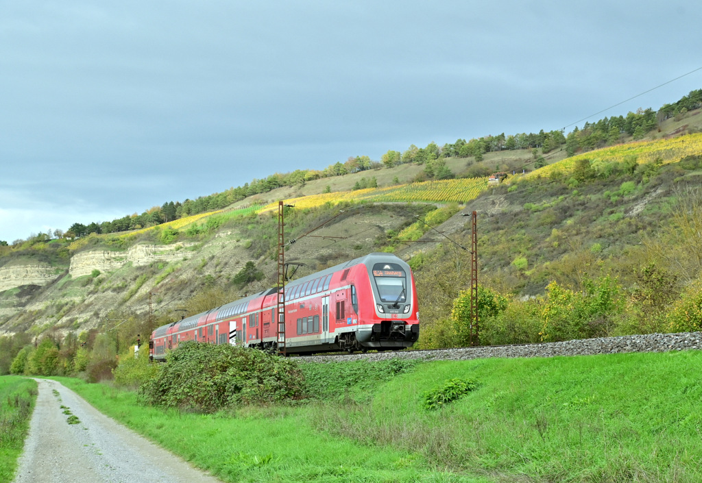 Ein RE 54 nach Bamberg ist hier vor der Prallhngkulisse zwischen Retzbach und thüngersheim zusehen am 1.11.2022