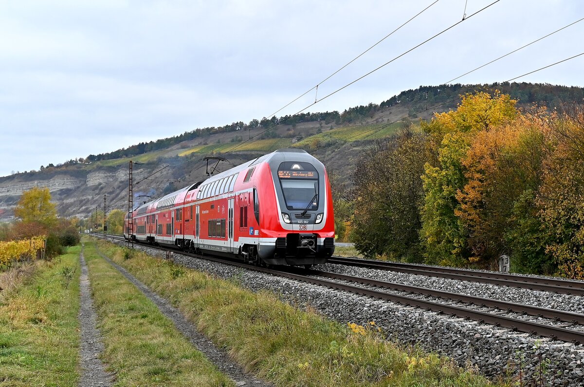 Ein RE 55 nach Würzburg Hbf der vom 445 062 geführt mir bei Thüngersheim vor die Linse kam. 26.10.2021