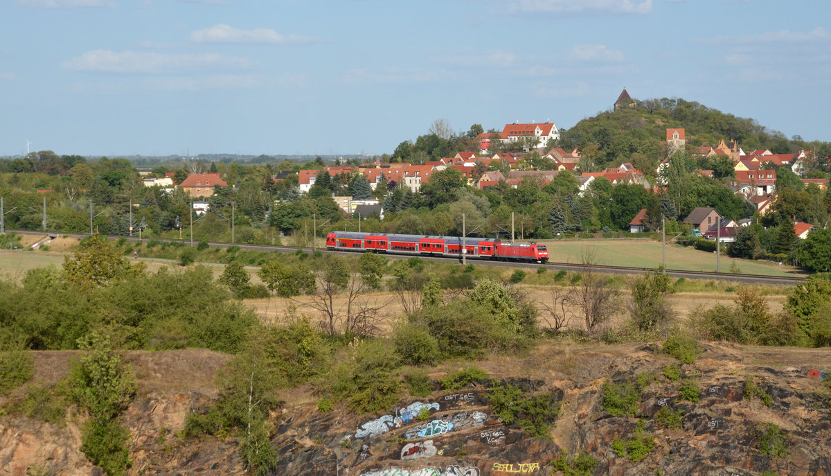 Ein RE 8 aus Magdeburg passiert auf dem Weg nach Halle(S) am 11.08.19 den Landsberger Steinbruch.