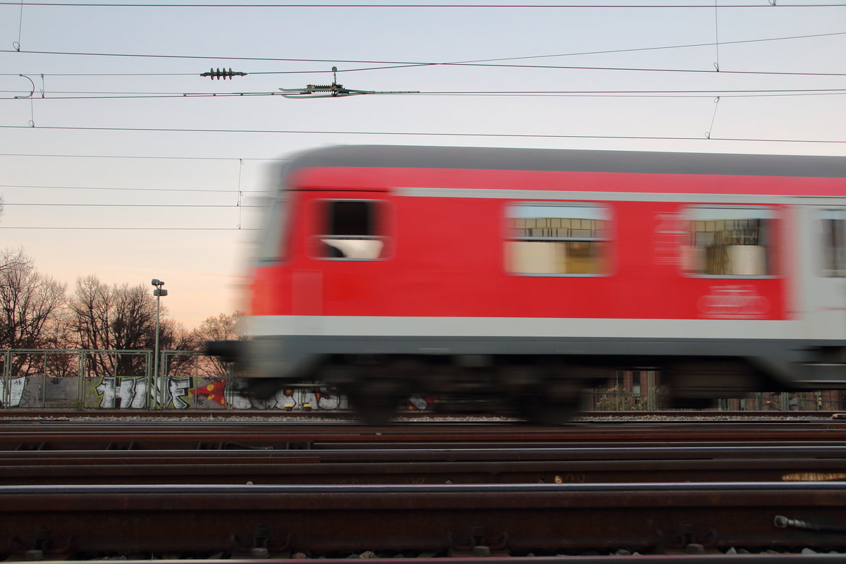 Ein RE 8-Verstärker (Köln Messe/Deutz - Mönchengladbach Hbf - Kaldenkirchen) hat soeben den Startbahnhof verlassen und wird in Kürze den Rhein mittels der Hohenzollernbrücke überqueren.

Köln Deutz, 25. September 2016