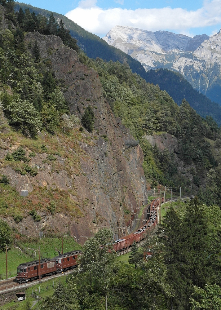 Ein Re 8/8-Gespann der BLS zieht einen mit Blechrollen beladenen Güterzug Richtung Süden. Zwischen Meitschligen und Gurtnellen wurde am 01.10.2015 auf den Auslöser gedrückt.