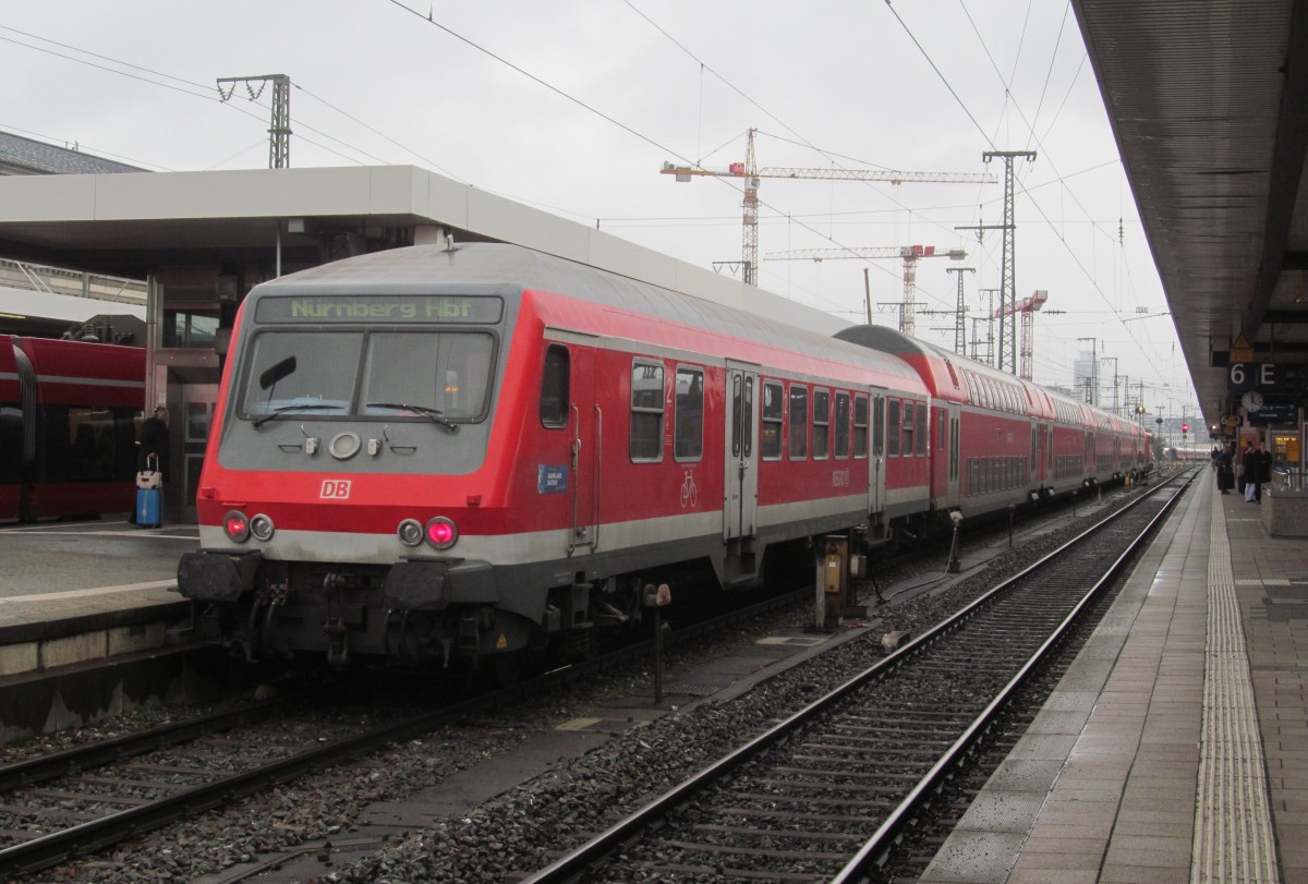 Ein RE aus Augsburg Hbf steht am 21. Januar 2014 im Nürnberger Hbf.