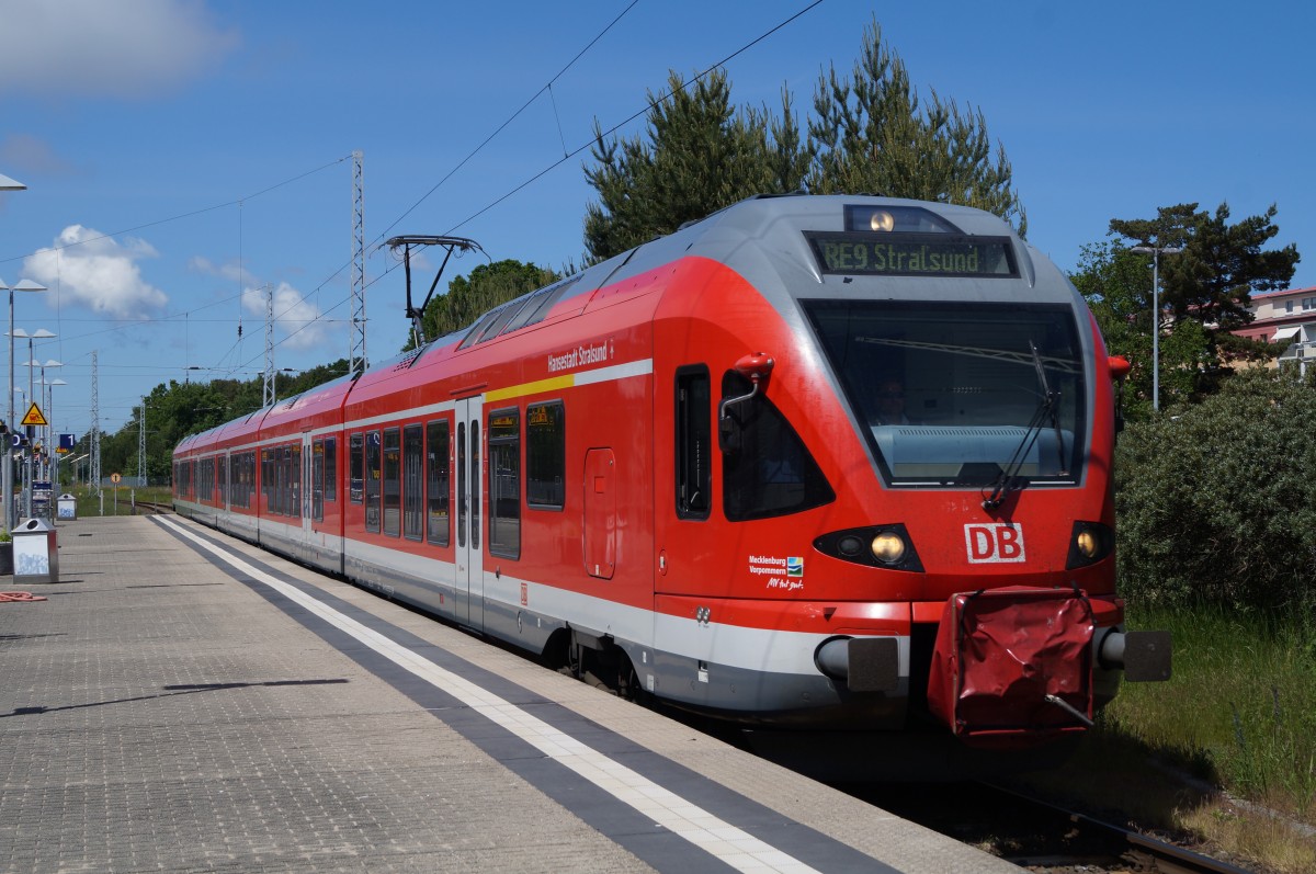 Ein RE aus Stralsund Hbf trifft am 09.06.2015 in Ostseebad Binz ein.