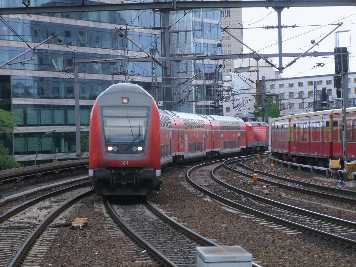 Ein RE bei der Westeinfahrt von Berlin Zoologischer Garten am 12.Juni 2011.