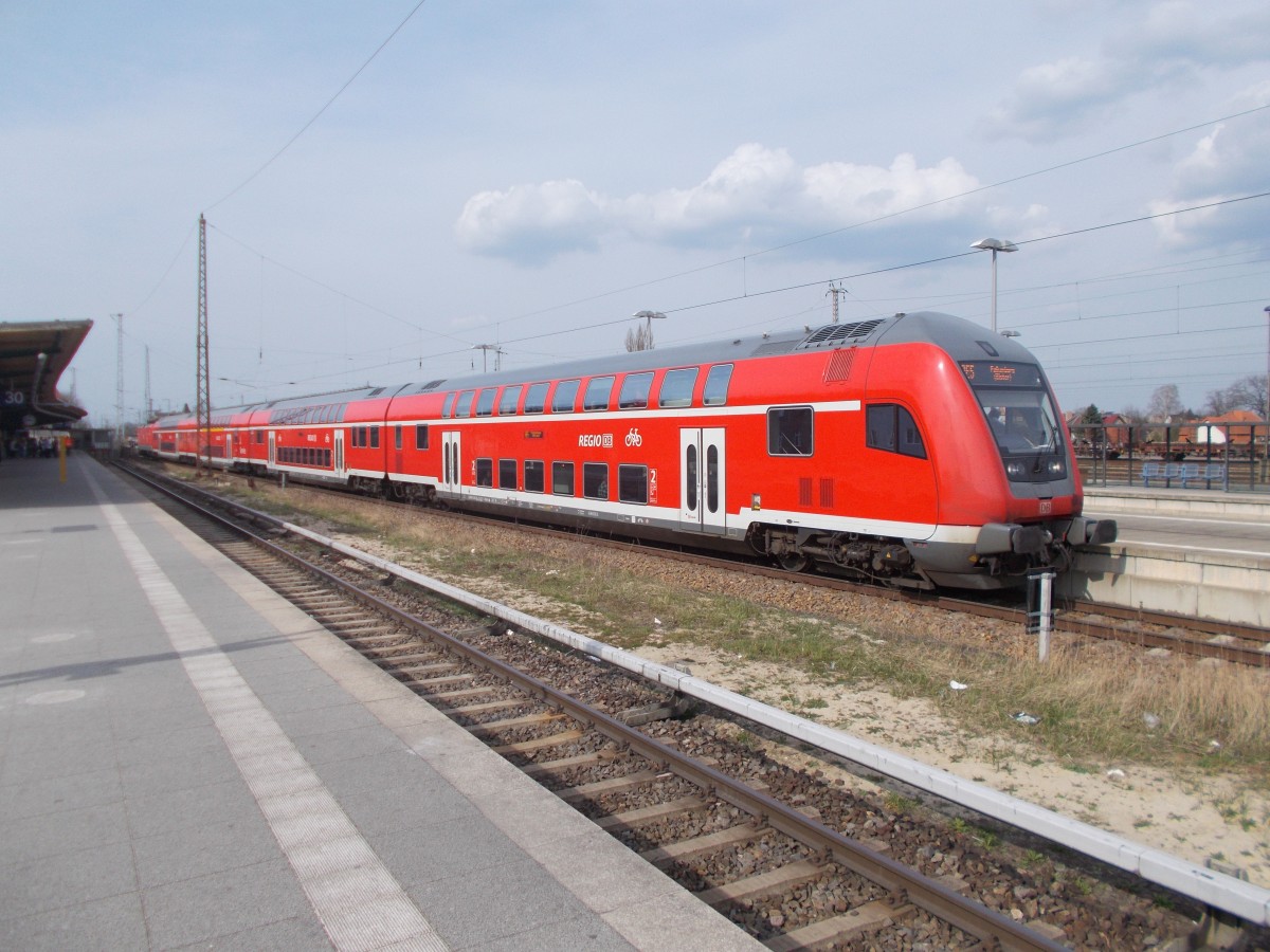 Ein RE beim Halt,am 11.April 2015,in Oranienburg.