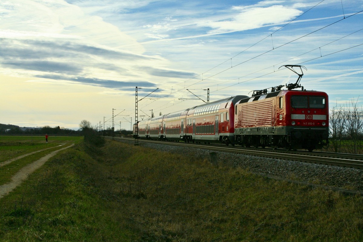 Ein RE der besonderen Art: 143 810-0 war mit 143 332-5 am 06.01.14 als RE 26515 von Offenburg nach Basel Bad. Bf unterwegs. Hier konnte ich das Gespann bei Hgelheim ablichten.