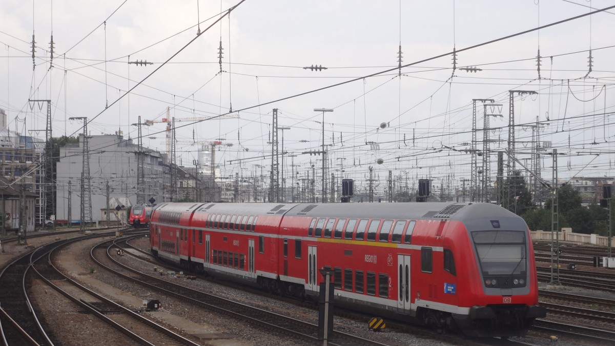Ein RE, bespannt mit einer 111, fährt in Nürnberg Hbf ein. Juli 2014.