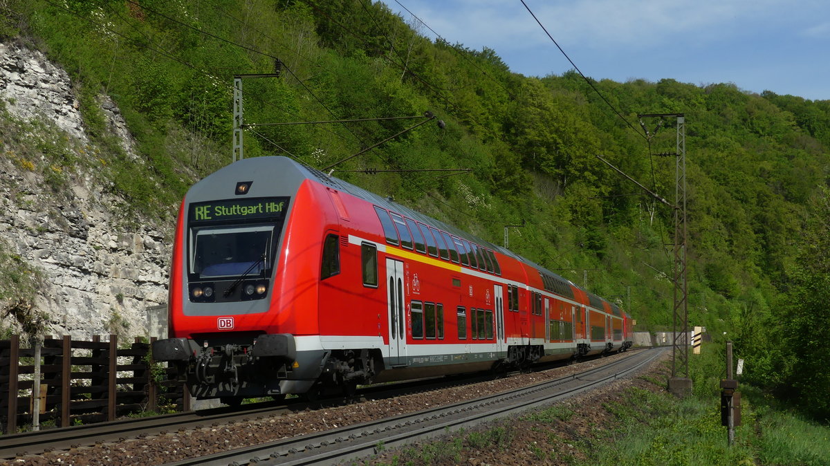 Ein RE Lindau - Stuttgart fährt die Geislinger Steige hinab. Aufgenommen am 28.4.2018 16:14