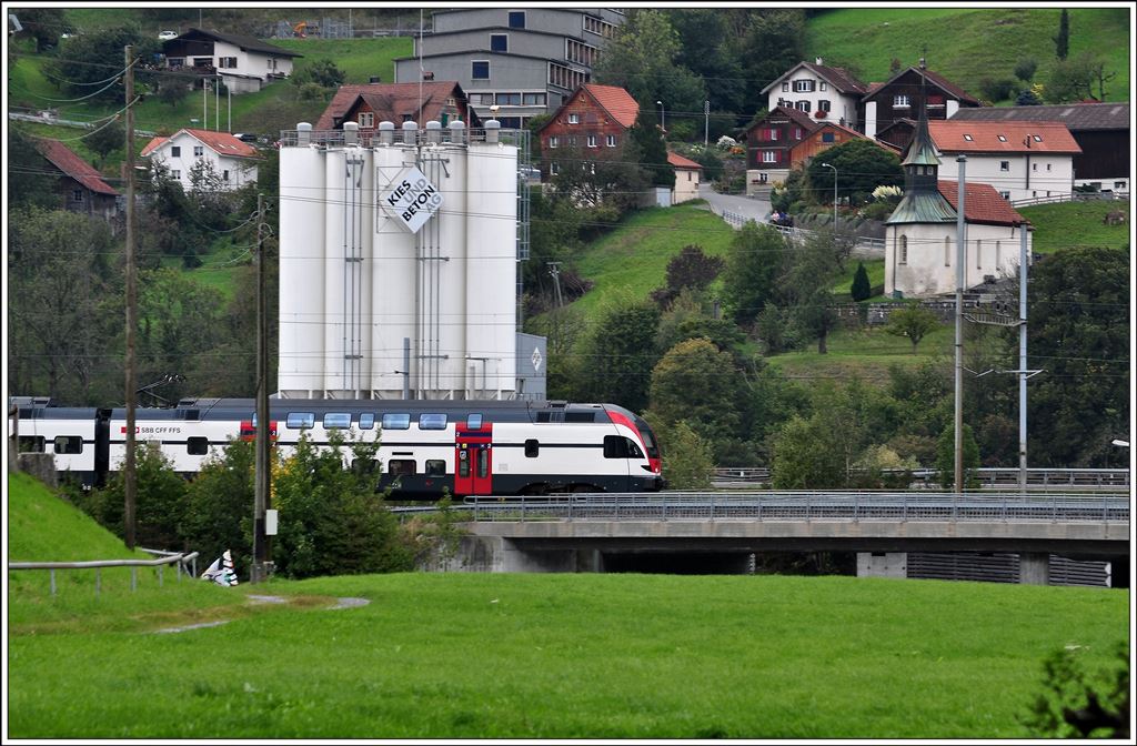 Ein RE nach Chur mit einem Triebzug RABe 511 fährt in Landquart ein. (25.09.2014)