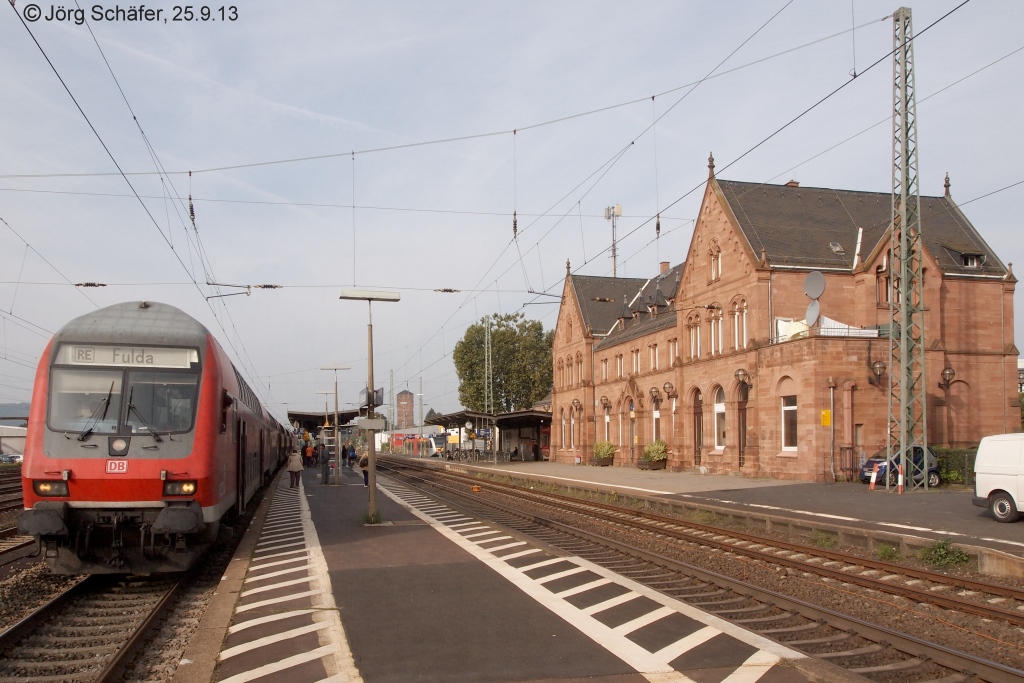 Ein RE nach Fulda h�lt am 25.9.13 in Gelnhausen. Hinter dem imposanten Empfangsgeb�ude liegt der Bahnsteig von Stumfgleis 18, an dem die HLB-Z�ge nach Gie�en abfahren. 