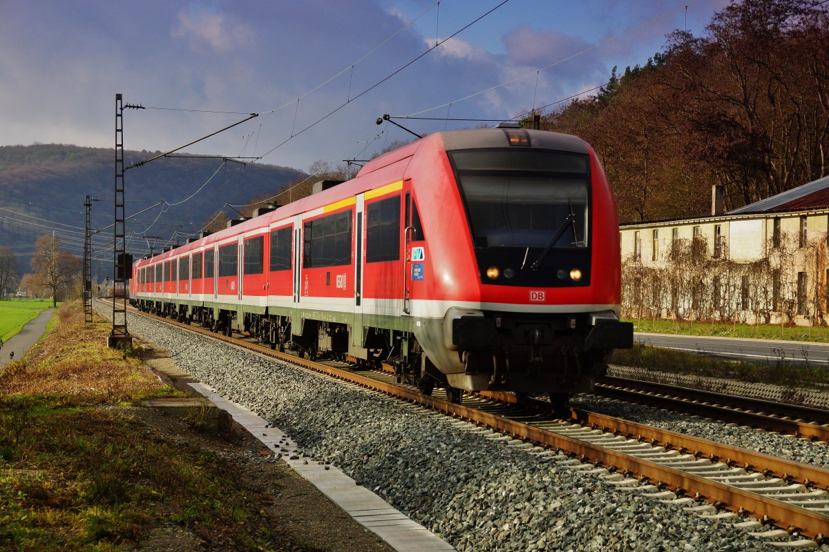 Ein RE ist in Richtung Würzburg unterwegs geschoben von einer 146 241-5 gesehen am 09.12.15 bei Gambach.  