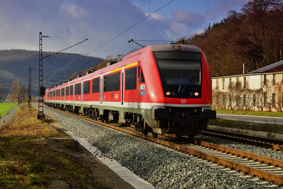 Ein RE ist in Richtung Würzburg unterwegs geschoben von einer 146 241-5 gesehen am 09.12.15 bei Gambach.  