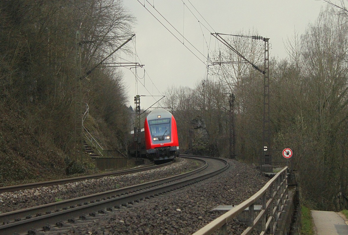 Ein RE wird am 01.04.2015 von 111 202-8 nach München Hbf geschoben und wird in wenigen Minuten Fahrzeit Regensburg Hbf erreichen.