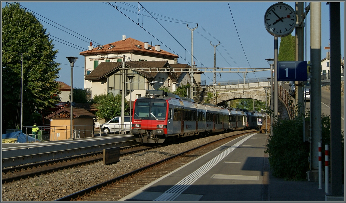 Ein RE Zugspaar St-Maurice (bzw. Bex) - Lausanne wird an Stelle von Re 4/4 II und EW I Pendel mit zwei Domino-Zügen geführt und macht diese hier somit zum eher seltenen Erlebnis.
Der RE 6054 fährt in Rivaz durch. 
14. Juli 2015