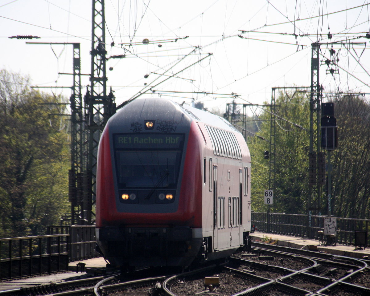 Ein RE1 aus Hamm(Westfalen) nach Aachen-Hbf und fährt in Aachen-Hbf ein.
Aufgenommen vom Bahnsteig 2 vom Aachen-Hbf. 
Bei schönem Frühlingswetter am Vormittag vom 30.4.2017.