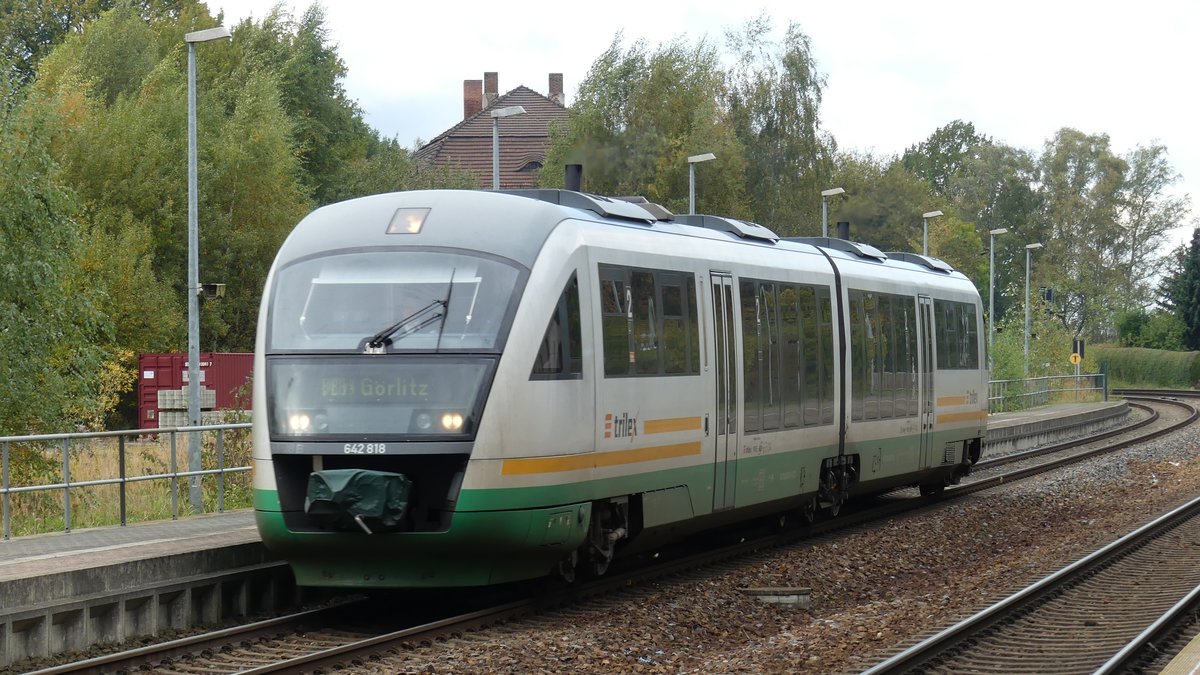 Ein RE1 nach Görlitz durchfährt den Bahnhof Reichenbach. Aufgenommen am 12.10.2017 11:17