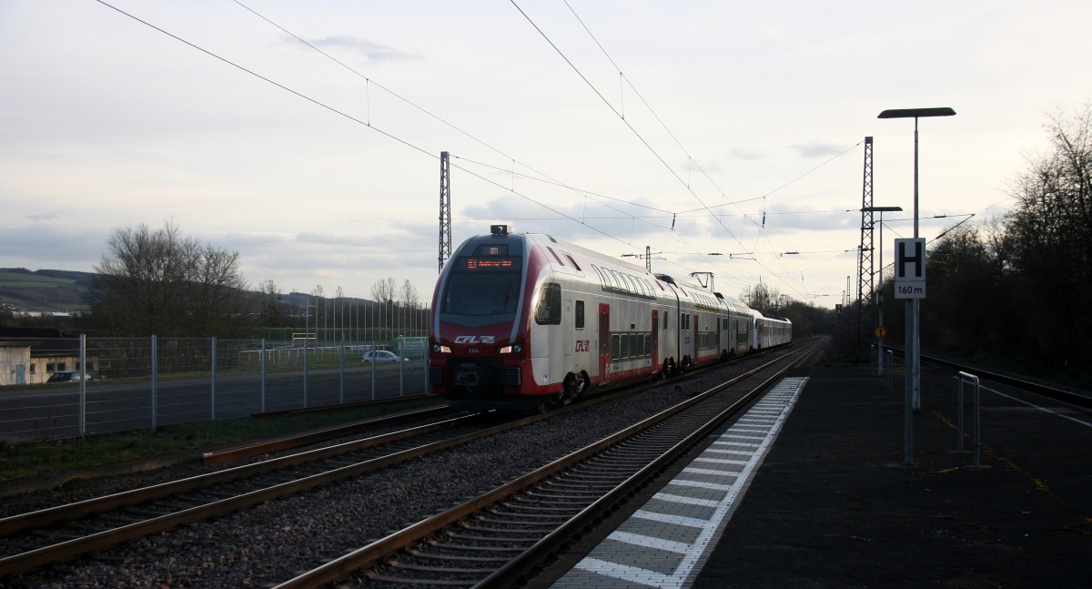 Ein RE11 aus Luxembourg nach Koblenz-Hbf und kommt durch Hetzerath in Richtung Koblenz.
In der Abendsonne am Abend vom 2.4.2015.