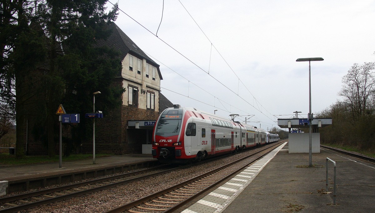 Ein RE11 aus Luxembourg nach Koblenz-Hbf und kommt durch Hetzerath in Richtung Koblenz.
Bei Sonne und Wolken am Nachmittag vom 3.4.2015.