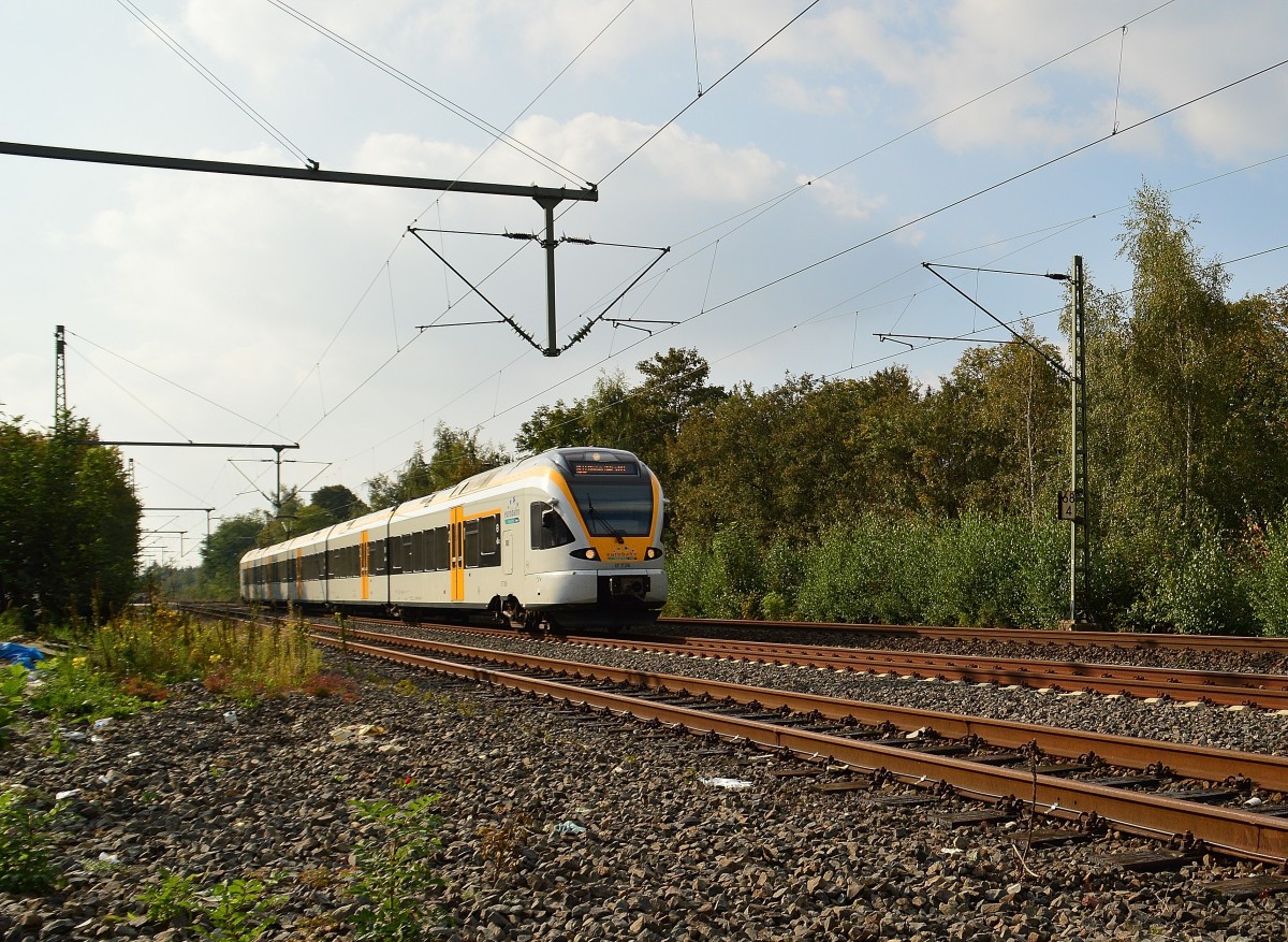 Ein RE13 Zug auf dem Weg nach Hamm Westf. kommt hier gerade aus Mönchengladbach Hbf durch Korschenbroich in den Nachmittagstunden gefahren 13.9.2014