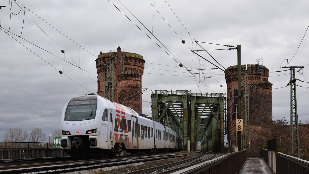 Ein RE2 nach Koblenz überquert die Mainzer Südbrücke. Aufgenommen am 27.1.2019 13:41