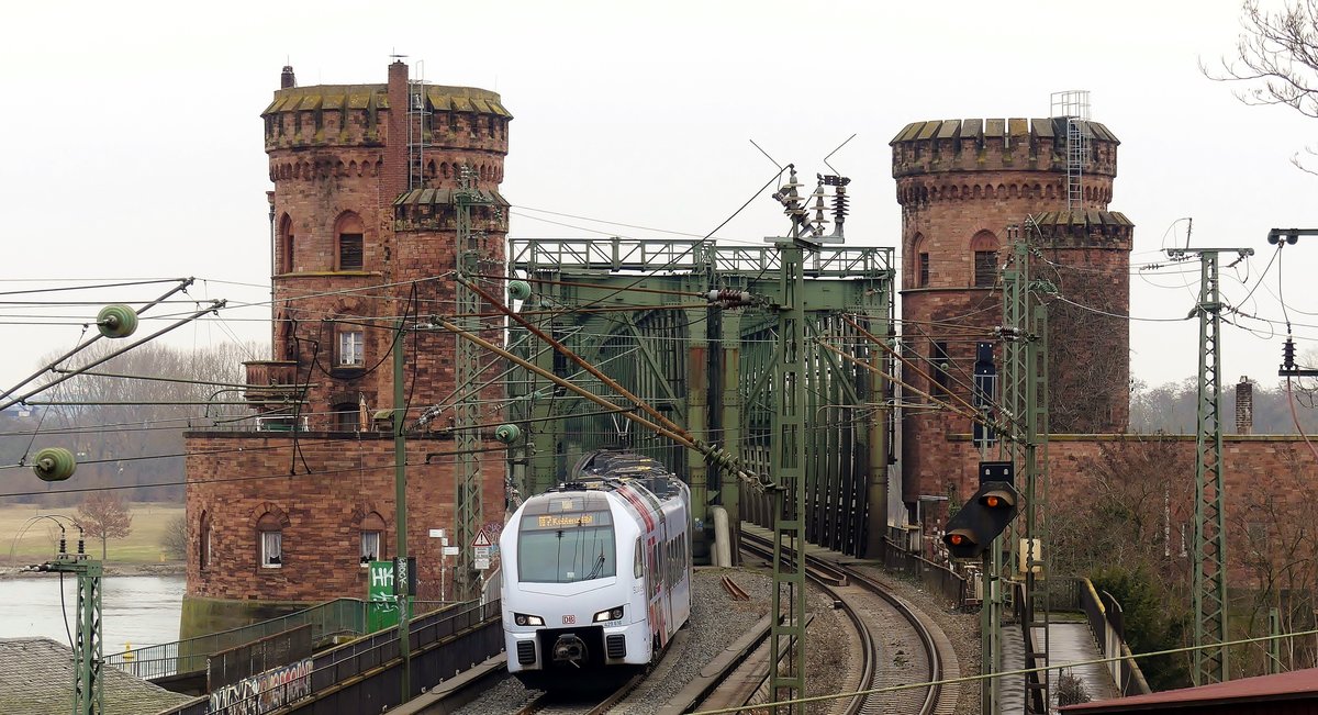 Ein RE2 nach Koblenz wechselt mit der Überquerung der Mainzer Südbrücke von Hessen nach Rheinland-Pfalz. Aufgenommen am 17.2.2018 13:44