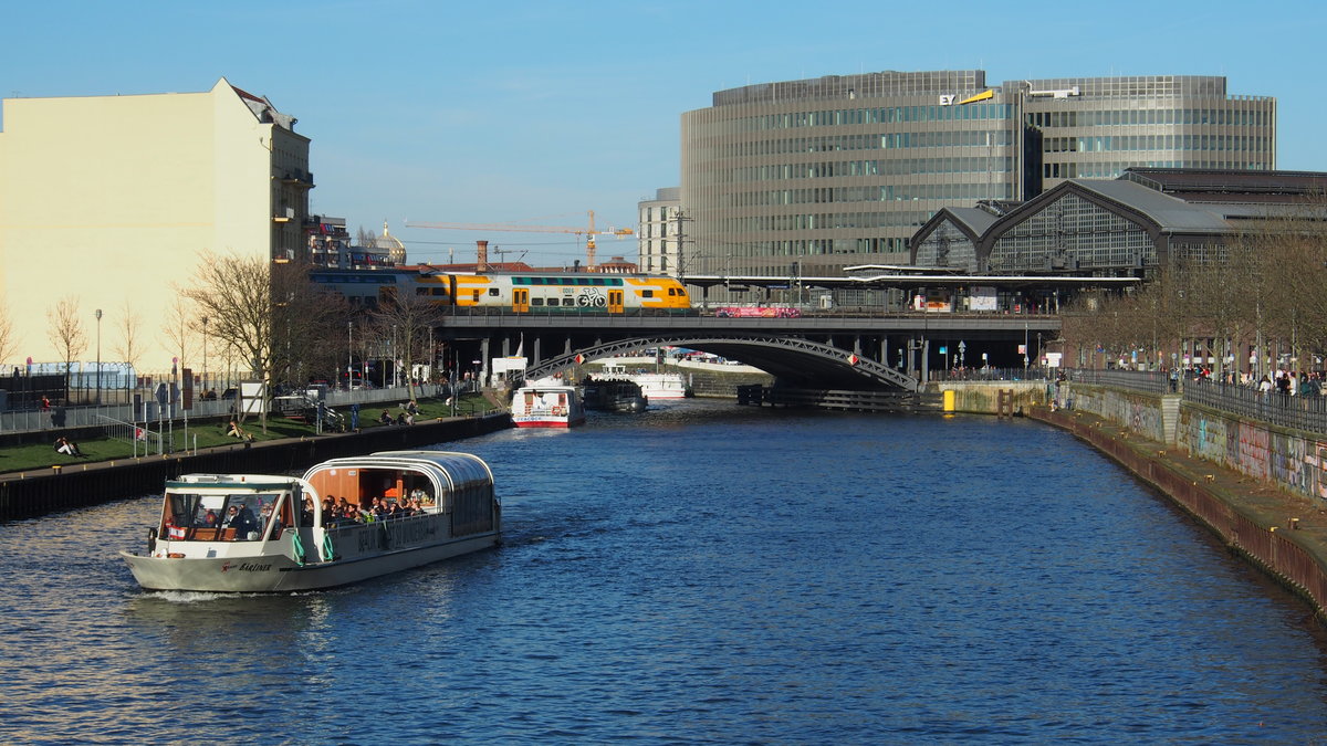 Ein RE2 der ODEG befährt die Berliner Stadtbahn, hier bei der Einfahrt in den Bahnhof B-Friedrichstraße. Auf der Spree war ob des guten Wetters reger Betrieb an dem Tag.

Berlin, der 07.04.2018