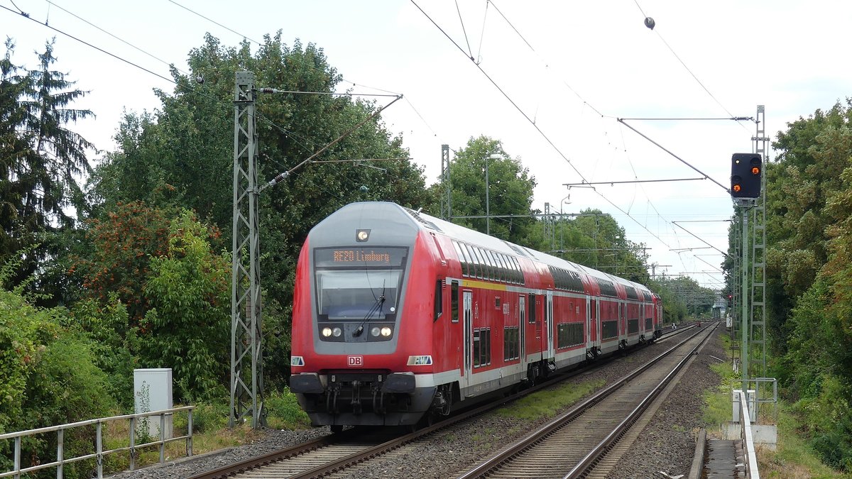 Ein RE20 Frankfurt - Limburg an der Einfahrt des S-Bahnhofs Frankfurt-Zeilsheim. Aufgenommen am 10.8.2018 15:16