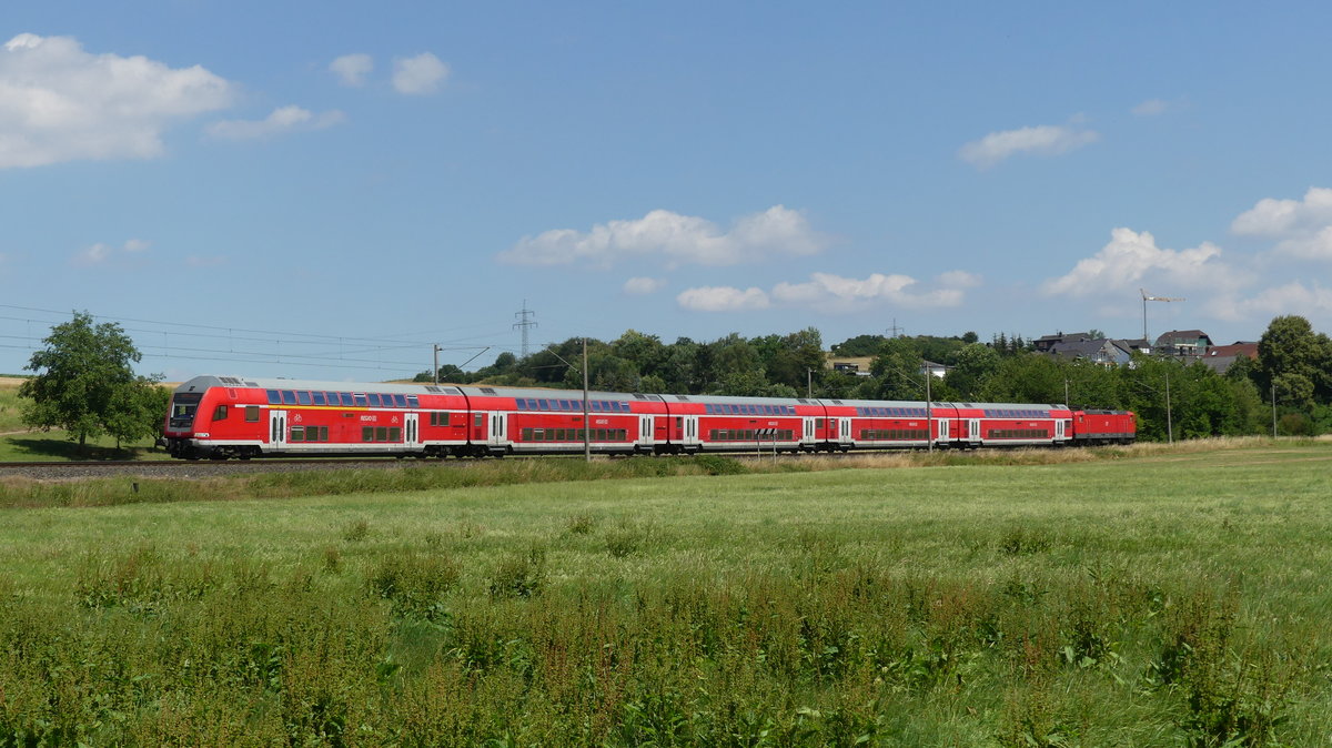 Ein RE20 Frankfurt - Limburg zwischen Oberbrechen und Niederbrechen. Aufgenommen am 6.7.2018 14:54