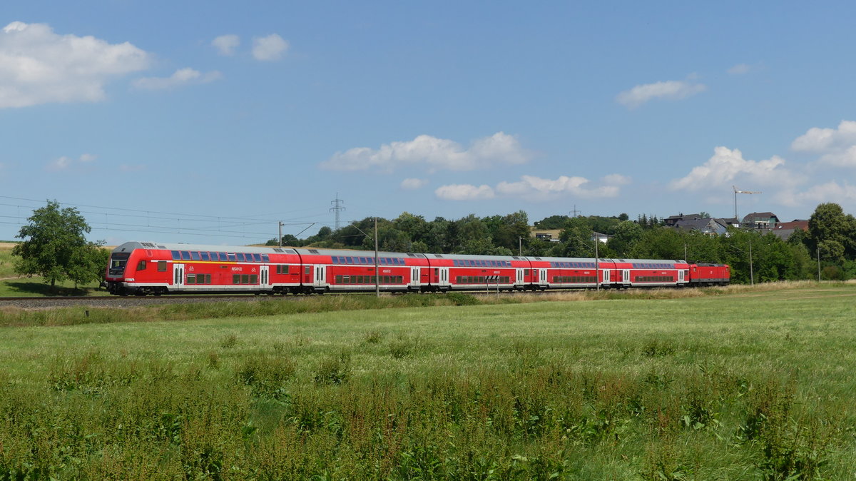 Ein RE20 Frankfurt - Limburg zwischen Oberbrechen und Niederbrechen. Aufgenommen am 6.7.2018 14:54