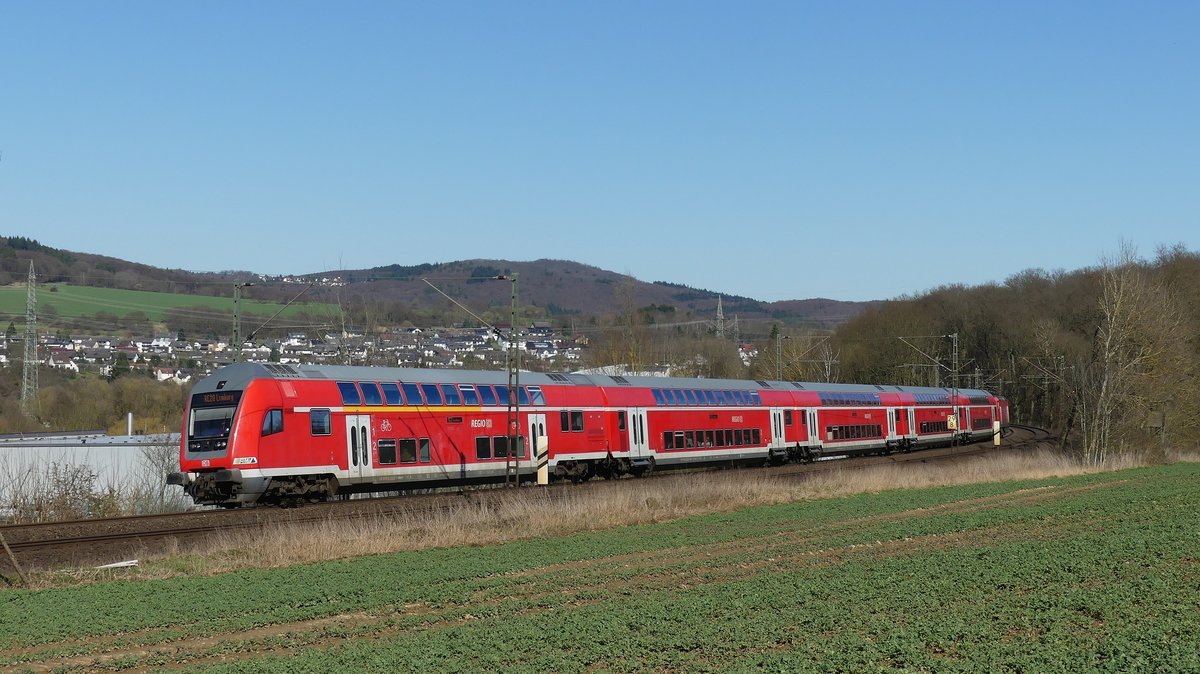 Ein RE20 nach Limburg legt sich kurz vor Niedernhausen in eine Kurve. Aufgenommen am 6.4.2018  15:15