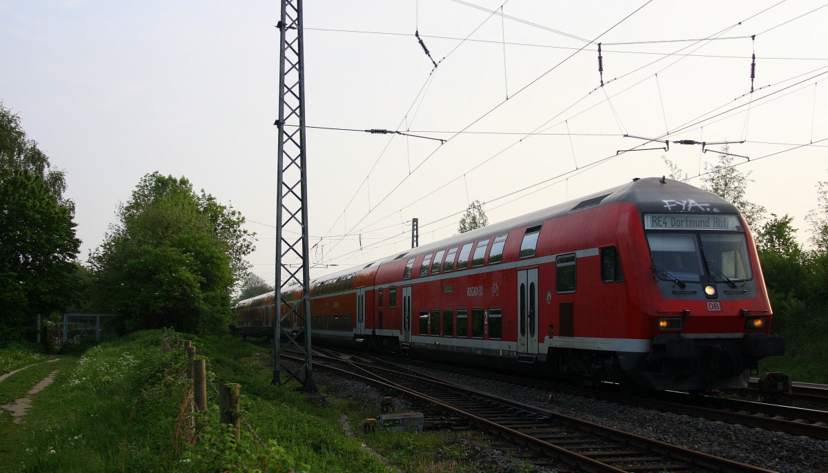 Ein RE4 von Aachen-Hbf-Dortmund-Hbf und am Zugende ist die 111 156 DB kommt aus Richtung Aachen-West,Laurensberg,Richterich, und fährt in Richtung Kohlscheider-Bahnhof,Herzogenrath,Neuss.
Aufgenommen bei Wilsberg in Kohlscheid bei schöner Abendsonne am Abend vom 30.4.2014.