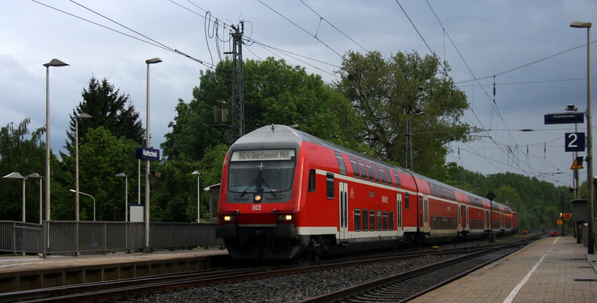 Ein RE4 von Aachen-Hbf-Dortmund-Hbf und am Zugende ist die 111 116 DB kommt aus Richtung Aachen-West,Laurensberg,Richterich, und fährt durch Kohlscheid und fährt in Richtung Herzogenrath,Mönchengladbach,Neuss.
Bei Regnwolken am Abend vom 6.5.2014.