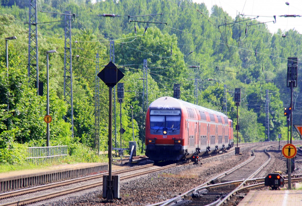 Ein RE4 von Aachen-Hbf-Dortmund-Hbf und am Zugende ist die 111 120-2 DB  kommt aus Richtung Aachen-West,Laurensberg,Richterich, und fährt durch Kohlscheid und fährt in Richtung Herzogenrath,Mönchengladbach,Neuss.
Bei Sommerwetter am Nachmittag vom 8.6.2014.