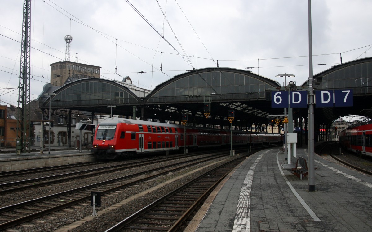 Ein RE4 von Aachen-Hbf  nach Dortmund-Hbf und  am Zugende ist die 111 126-9 DB steht im Aachener-Hbf.
Aufgenommen vom Bahnsteig 6 vom Aachen-Hbf.
Bei Regenwolken am Nachmittag vom 15.3.2015.