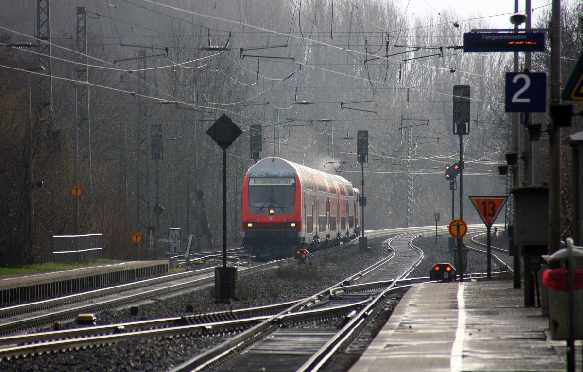 Ein RE4 von Aachen-Hbf nach Dortmund-Hbf kommt aus Richtung Aachen-West,Laurensberg,Richterich, und fährt durch Kohlscheid und fährt in Richtung Herzogenrath,Mönchengladbach,Neuss.
Aufgenommen vom Bahnsteig 2 in Kohlscheid.
Bei Sonne und Regenwetter am Nachmittag vom 4.2.2016.