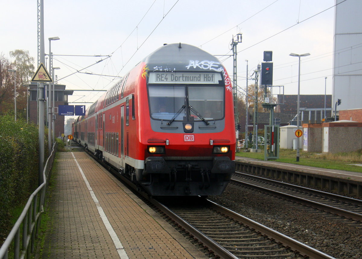Ein RE4 aus Aachen-Hbf nach Dortmund-Hbf und kommt aus Richtung Aachen-Hbf,Aachen-Schanz,Aachen-West,Laurensberg,Richterich,Kohlscheid,Herzogenrath,Hofstadt,Finkenrath,Rimburg,Übach-Palenberg,Zweibrüggen,Frelenberg,Geilenkirchen,Süggerrath und fährt in Lindern ein und fährt dann weiter in Richtung Brachelen,Hückelhoven-Baal,Baal,Erkelenz,Herrath,Beckrath,Wickrath,Rheydt,Mönchengladbach.
Aufgenommen vom Bahnsteig 1 in Lindern.
Am Mittag vom 12.11.2016.